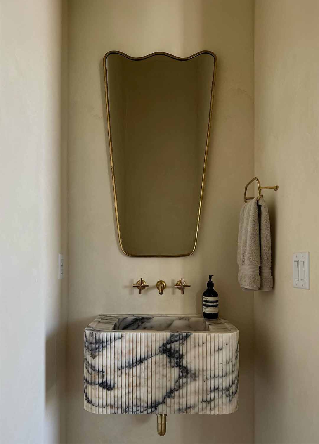 Stylish Wavy Mirror - Dynamic Design & Artistic Flair – Palmeraies