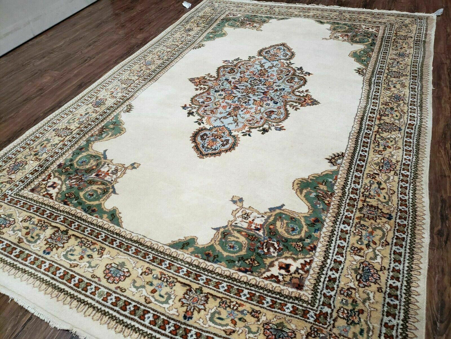 Vintage Handmade Indian Wool Rug 5 Ft 10 In By 8 Ft 11 In Open Field Medallion