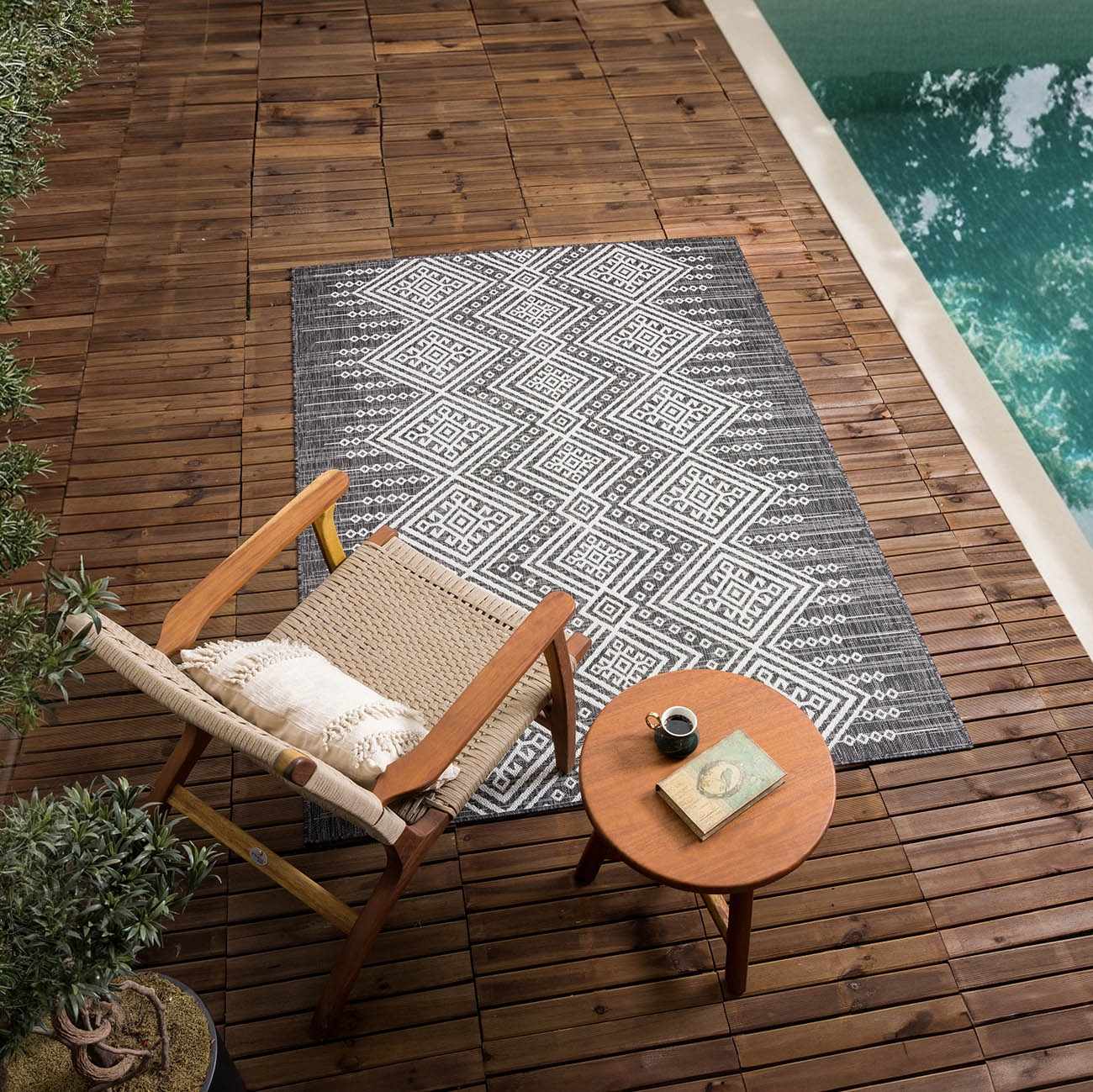 Frankville Performance Rug - Black and White All-Over Design for Stylish Interiors