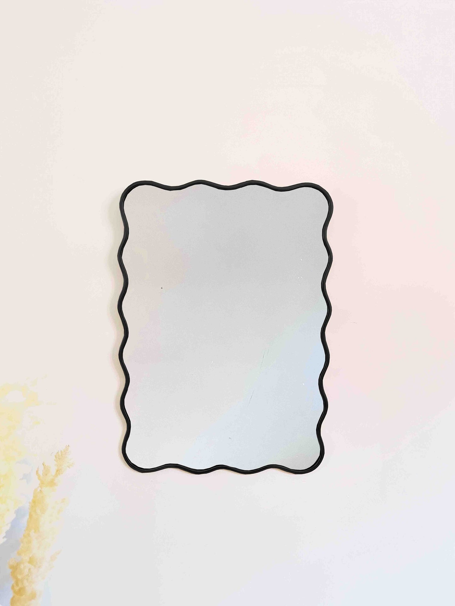 Espejos ondulados con marco plateado: espejo de pared estético y lujoso