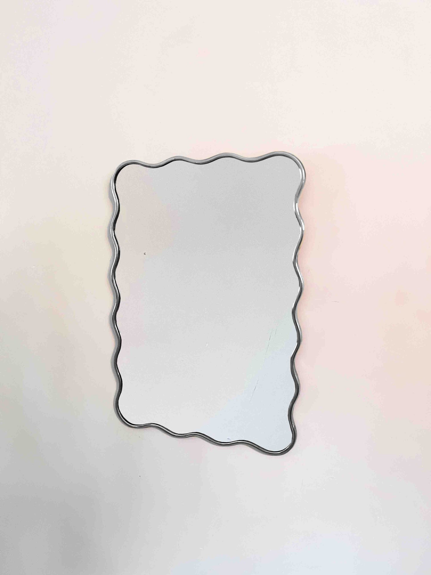 Espejos ondulados con marco plateado: espejo de pared estético y lujoso