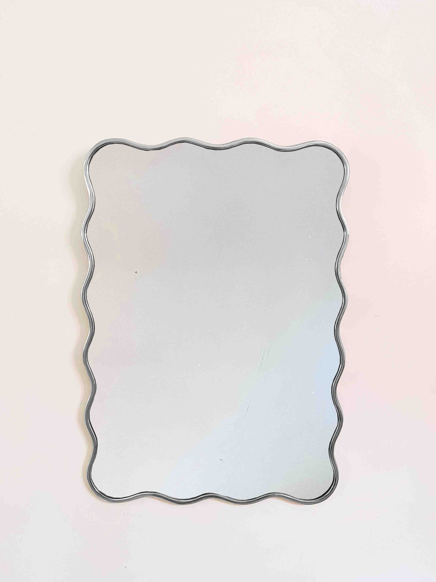 Espejos ondulados con marco plateado: espejo de pared estético y lujoso