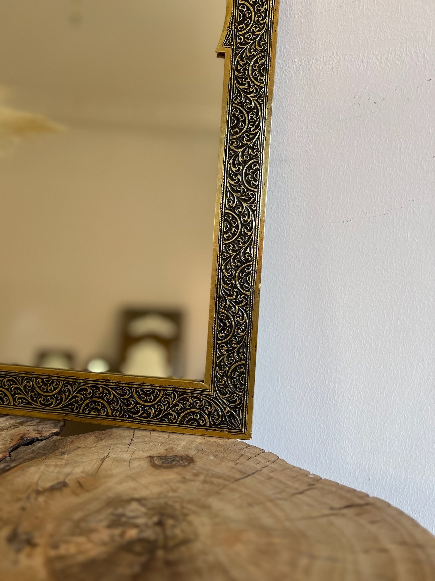 Espejo de pared de latón grabado marroquí