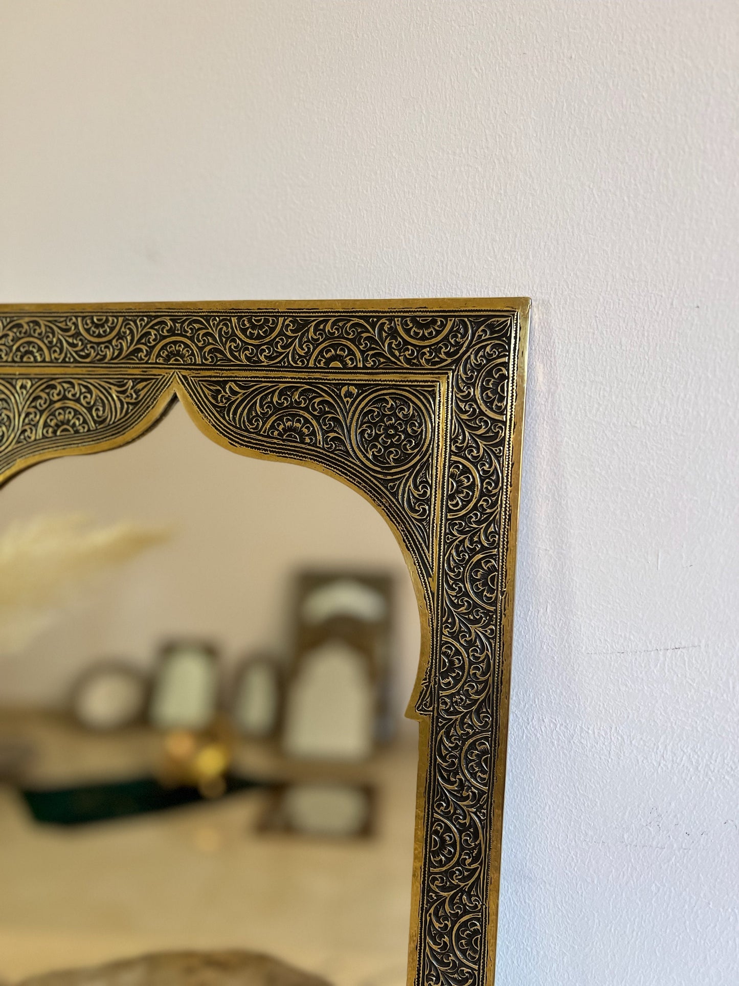 Espejo de pared de latón grabado marroquí