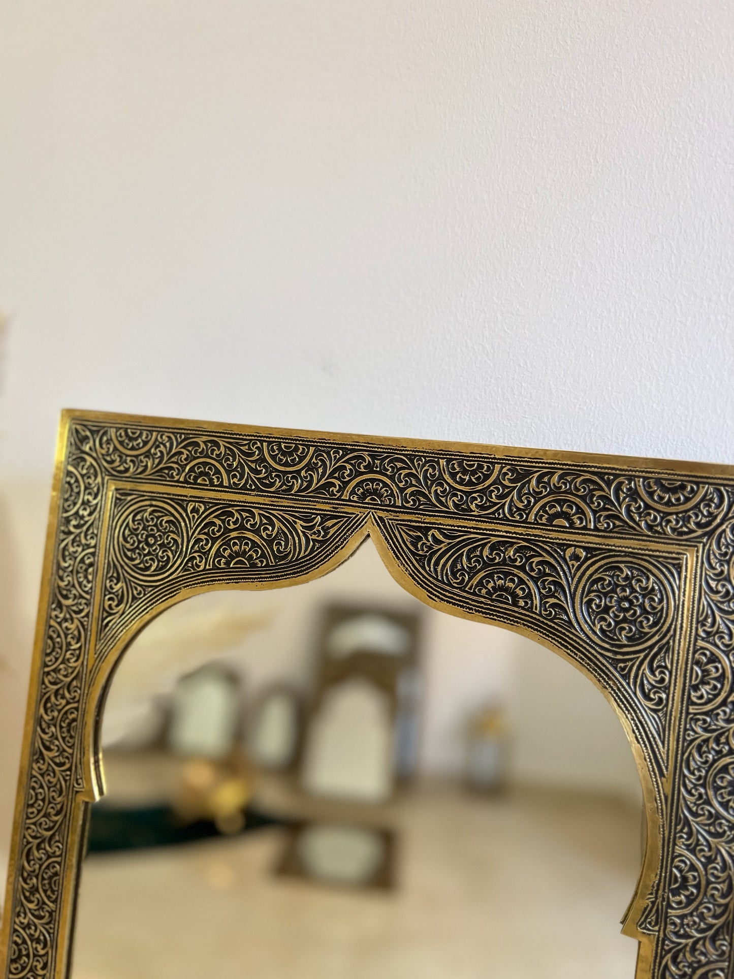 Espejo de pared de latón grabado marroquí