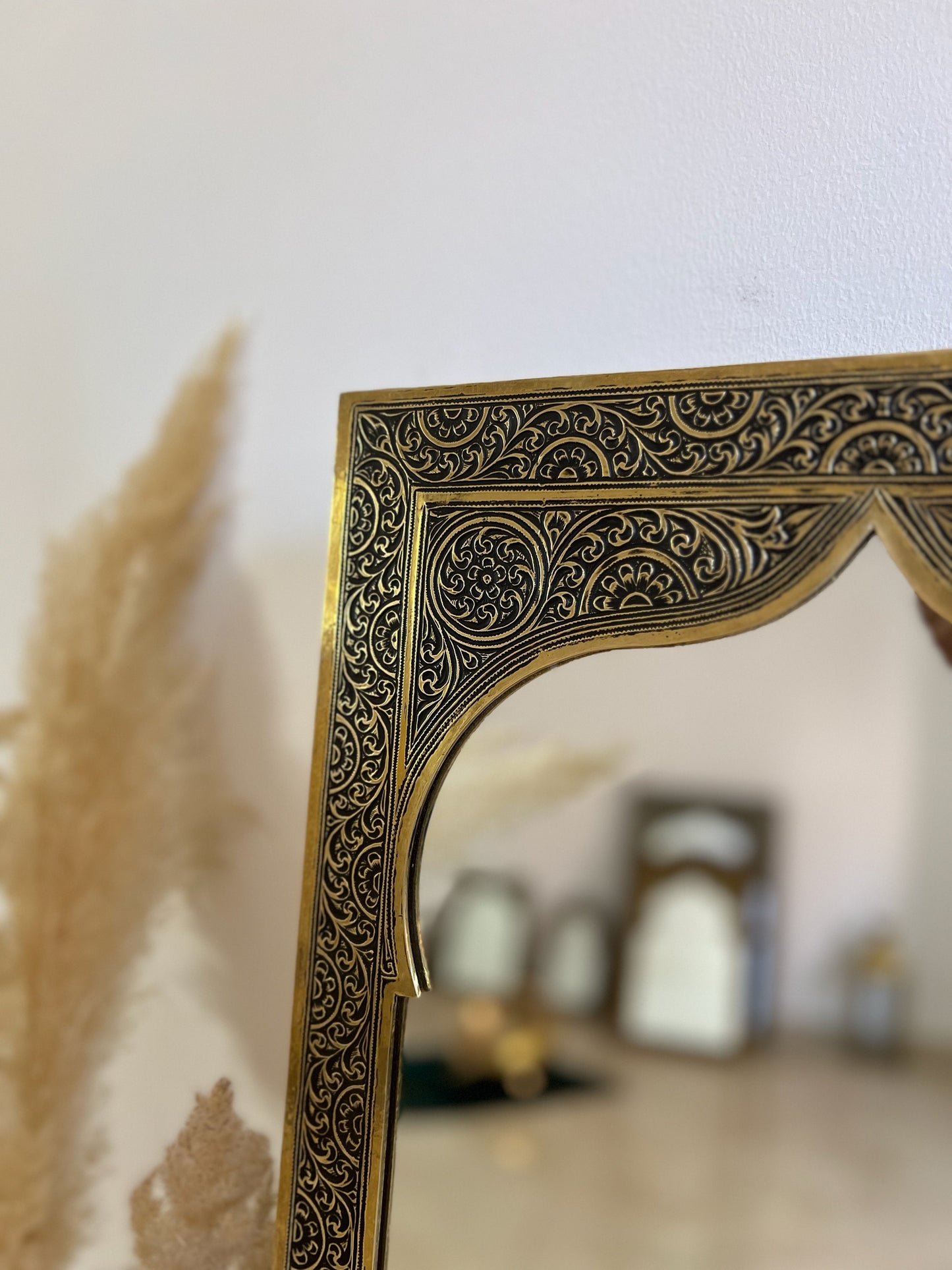 Espejo de pared de latón grabado marroquí