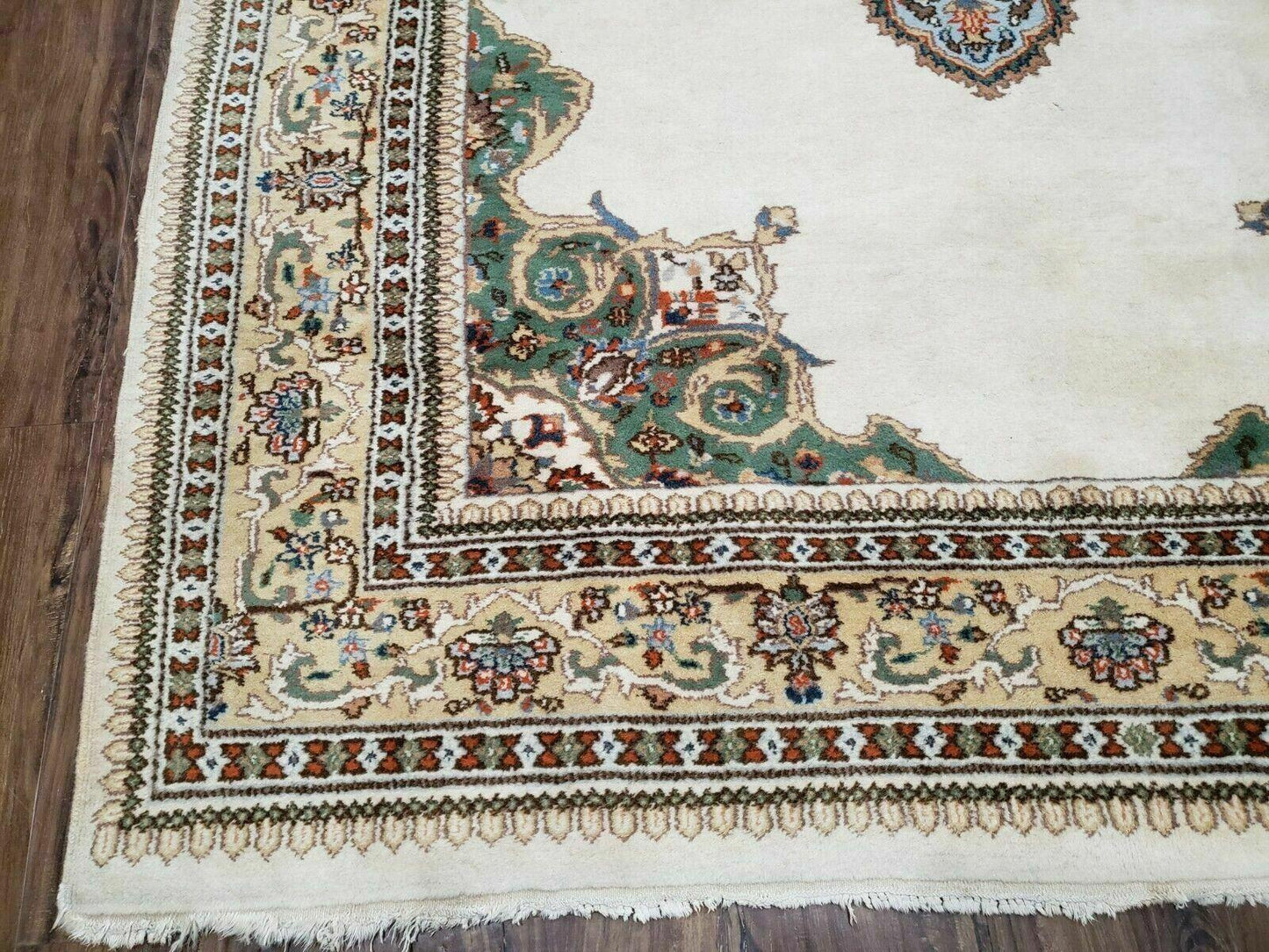 Vintage Handmade Indian Wool Rug 5 Ft 10 In By 8 Ft 11 In Open Field Medallion