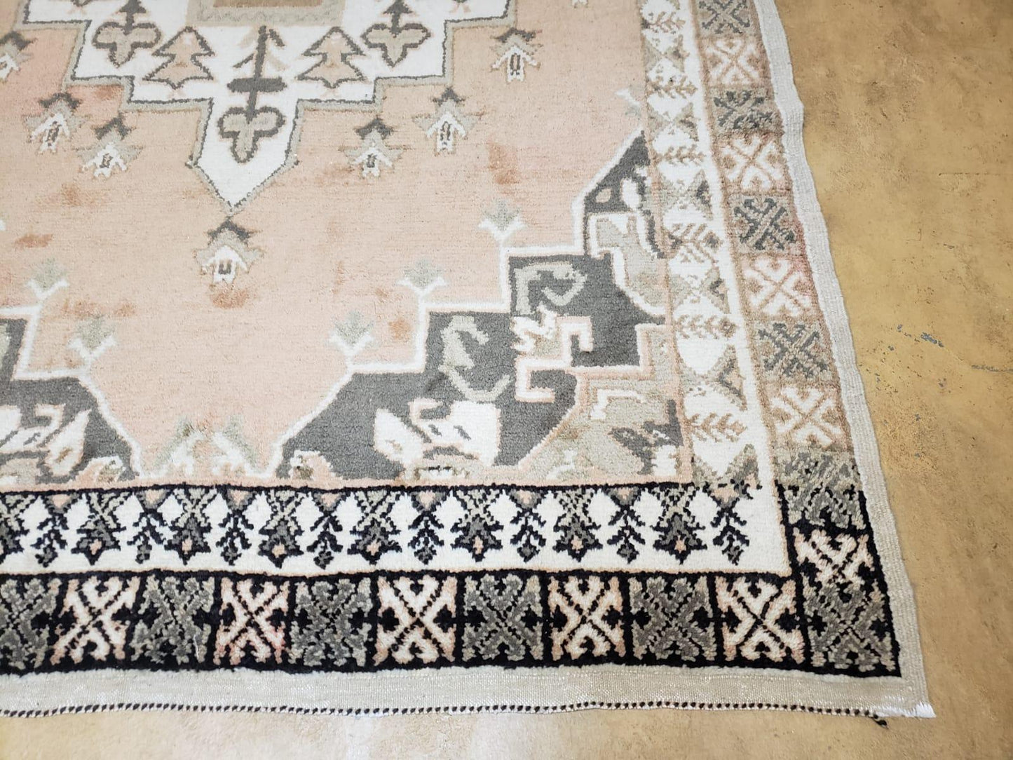 Hand Knotted Moroccan Berber Rug 5x7 Pink Ivory Geometric Medallion Open Field