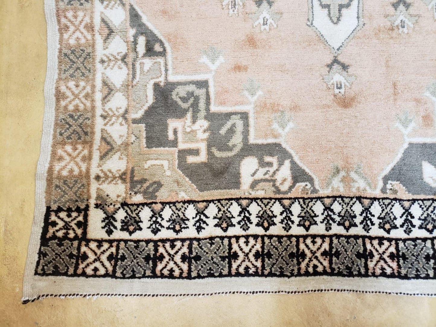 Hand Knotted Moroccan Berber Rug 5x7 Pink Ivory Geometric Medallion Open Field