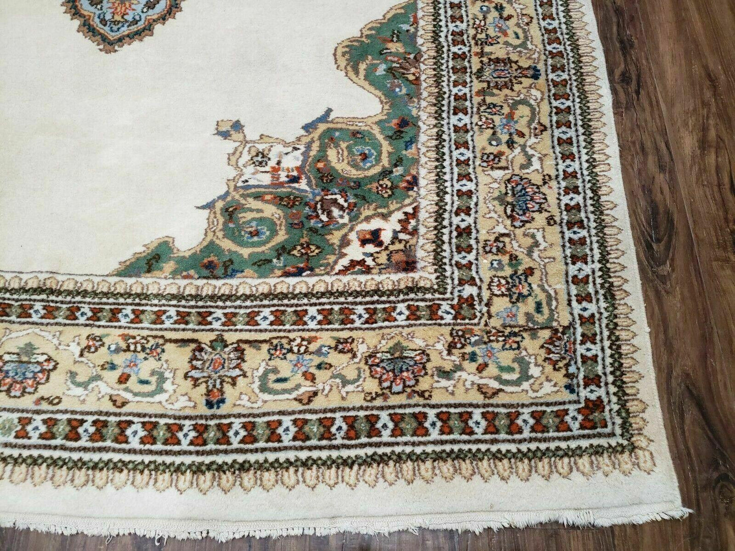 Vintage Handmade Indian Wool Rug 5 Ft 10 In By 8 Ft 11 In Open Field Medallion