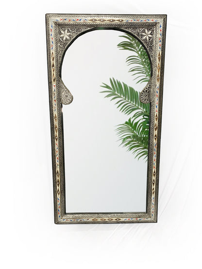 a mirror that has a plant in it