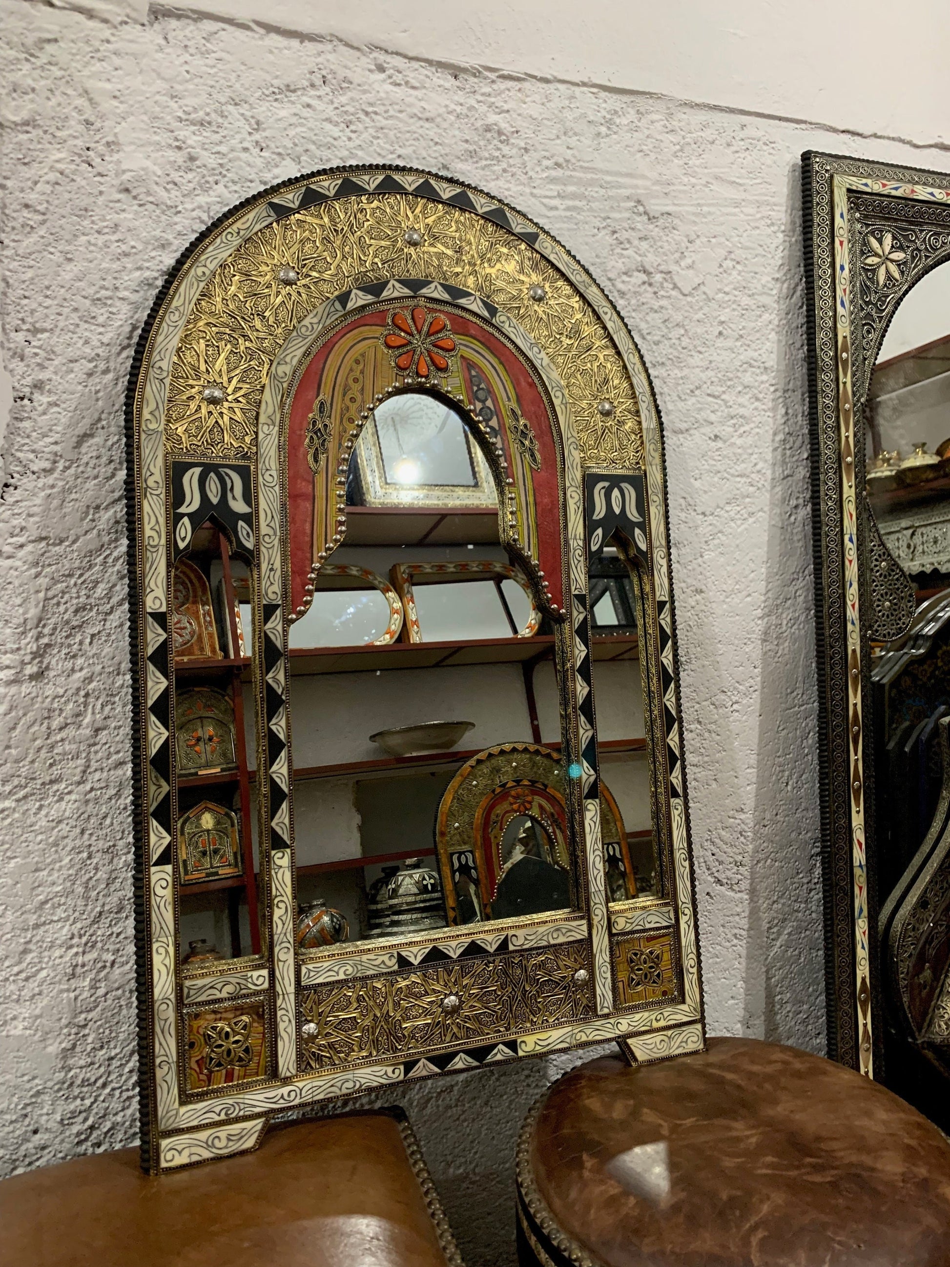 a mirror and a stool in a room