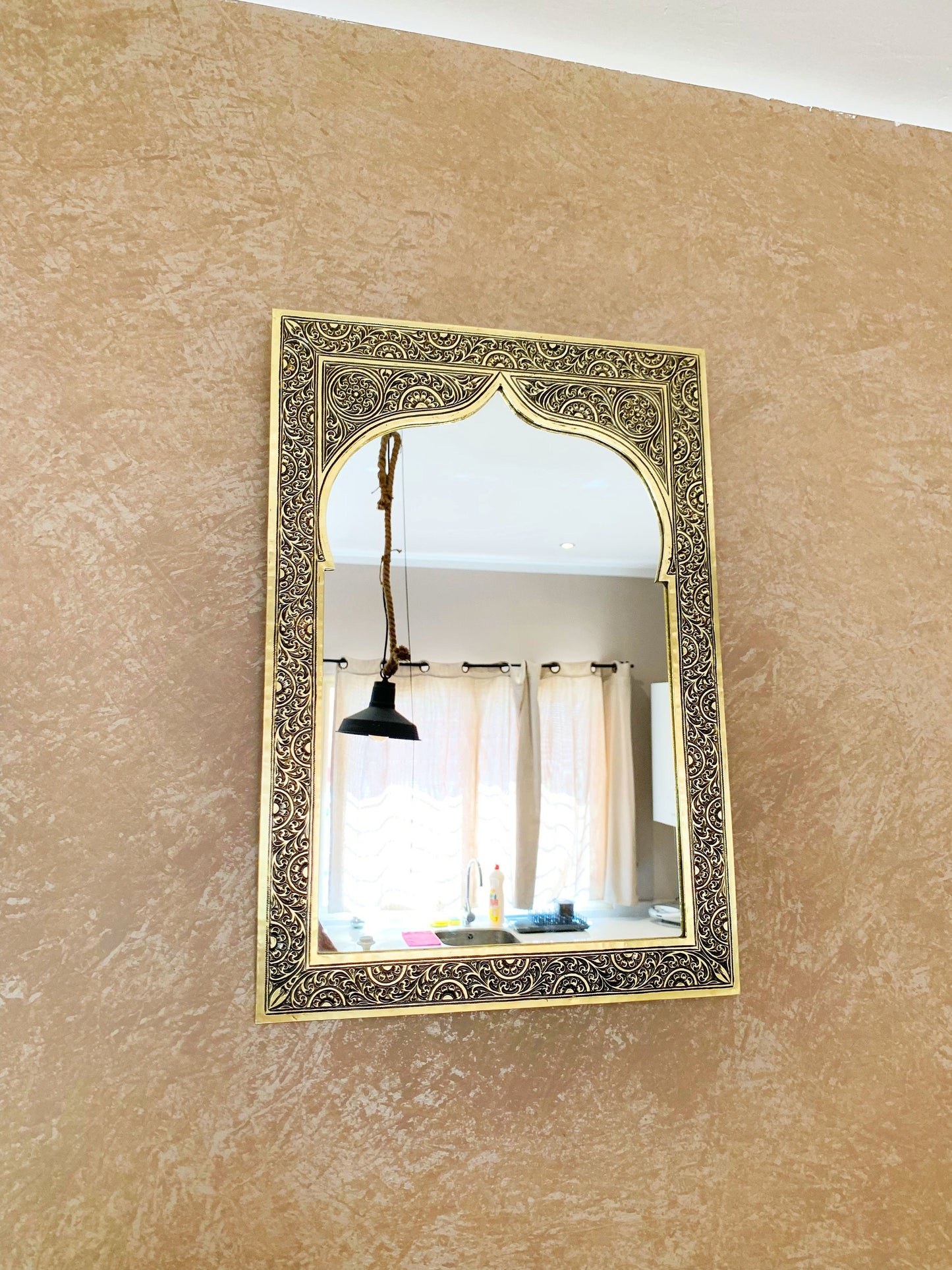 Miroir en laiton fait main en forme d'arche marocaine